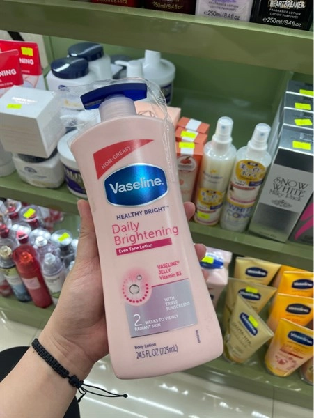 Lotion dưỡng thể sáng da Vaseline 725ml